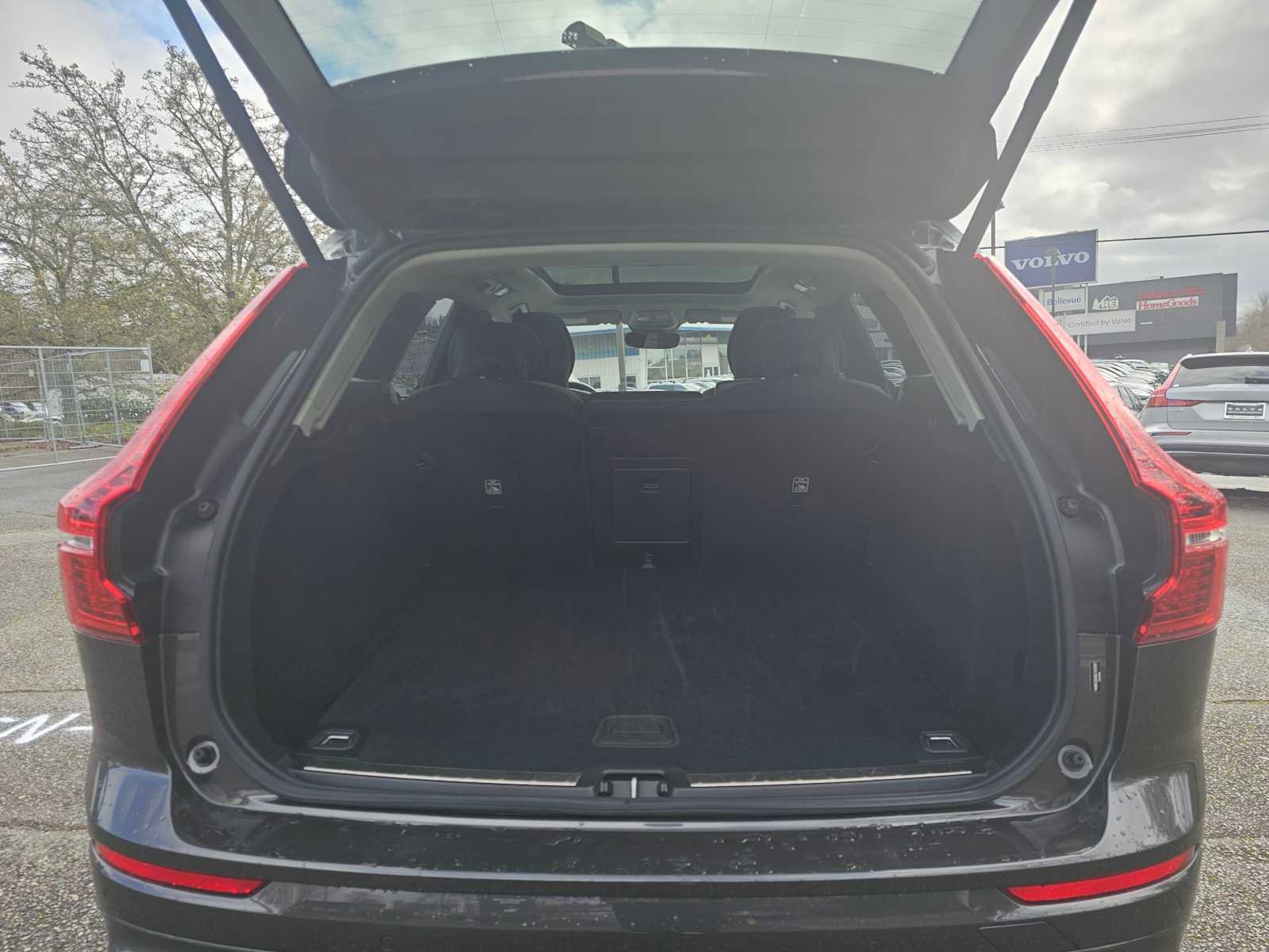 Certified 2025 Volvo XC60 B5 Plus AWD/4WD image 18