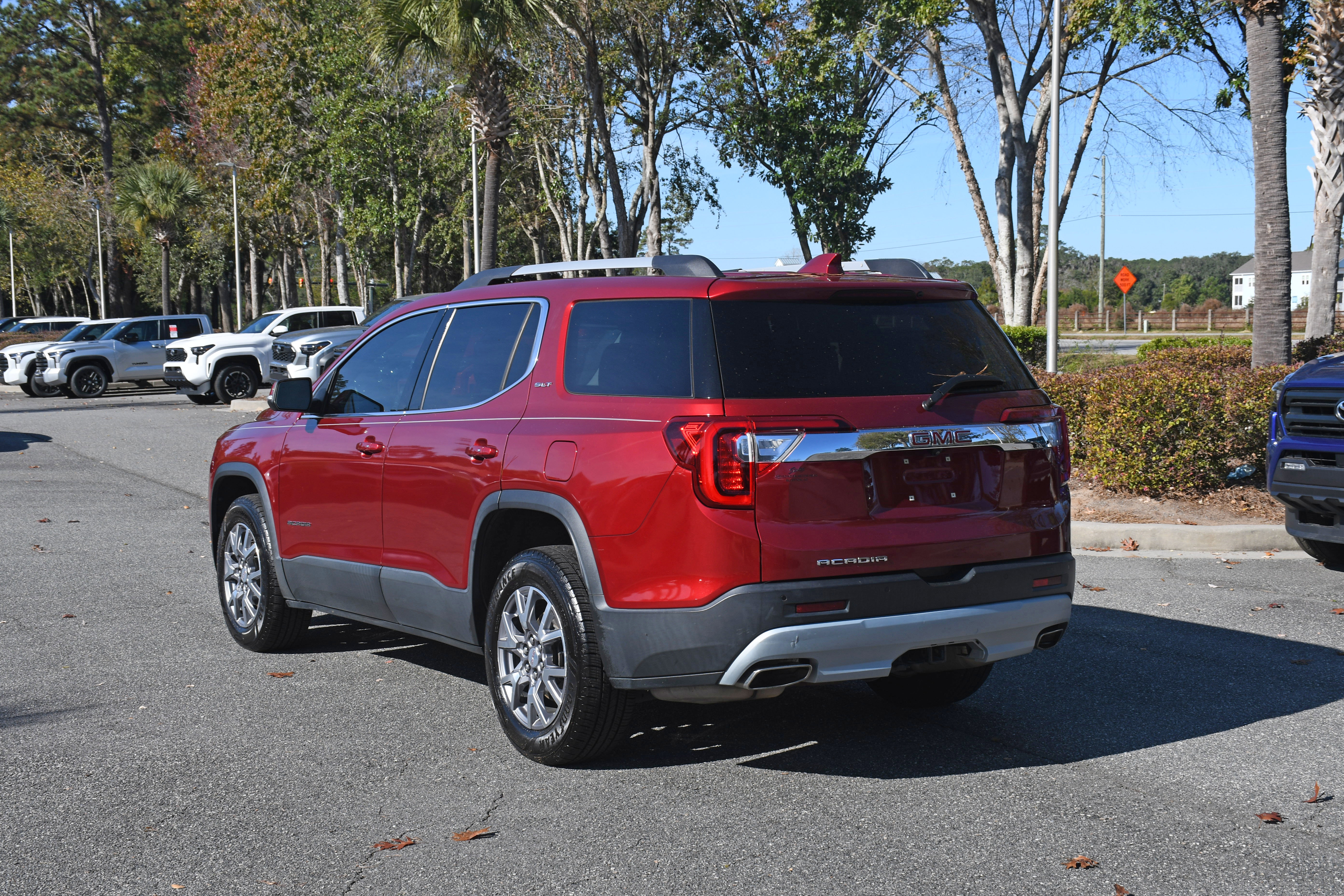 Used 2020 GMC Acadia SLT w/ Premium Package image 3