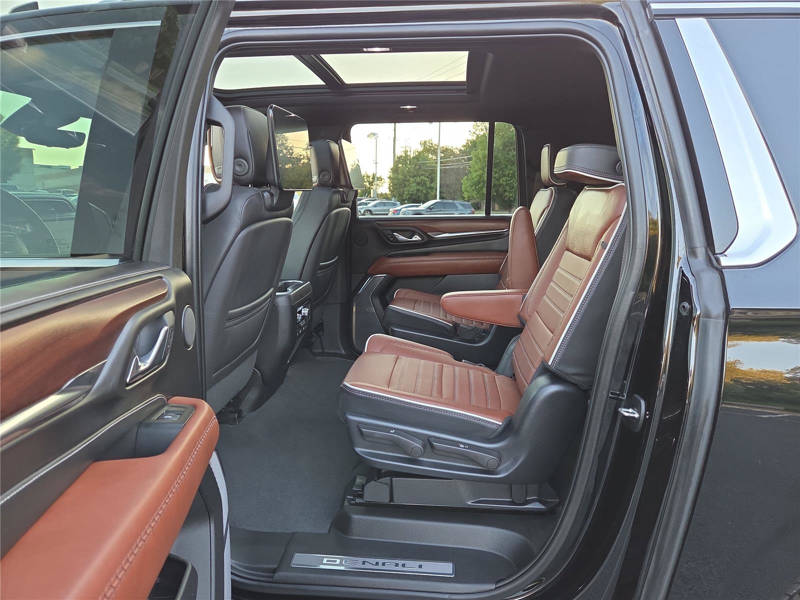 Used 2023 GMC Yukon XL Denali Ultimate AWD/4WD image 24