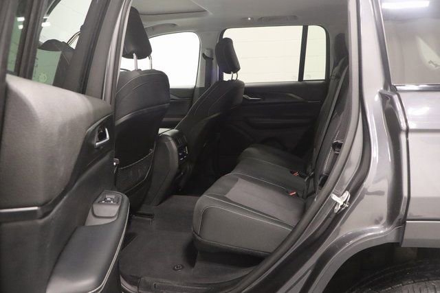 Used 2023 Jeep Grand Cherokee Laredo image 11