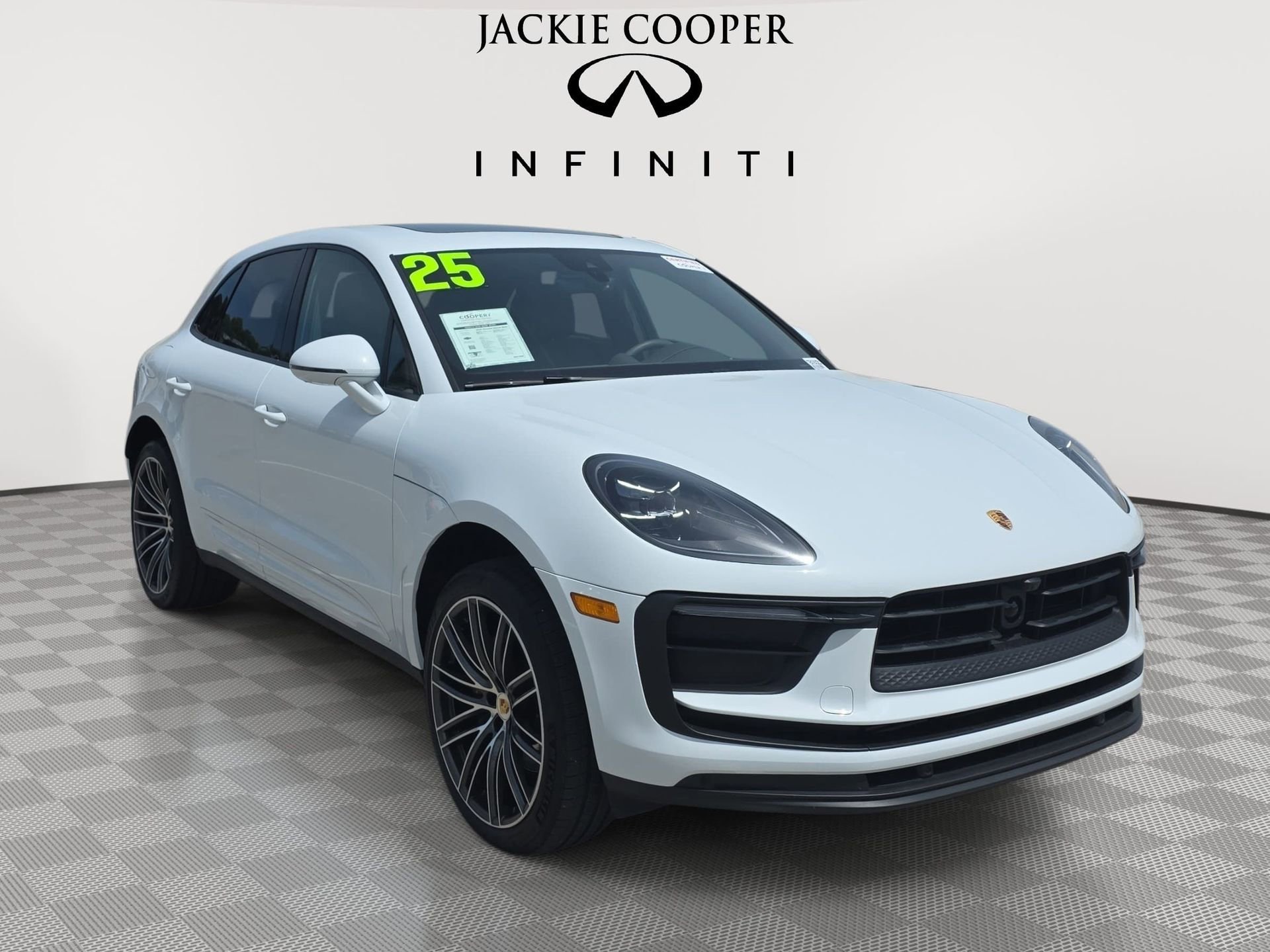 Used 2025 Porsche Macan AWD/4WD image 3