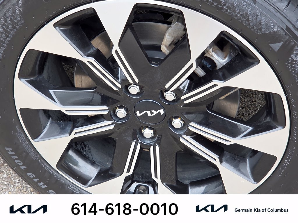 Used 2022 Kia Carnival EX FWD image 12