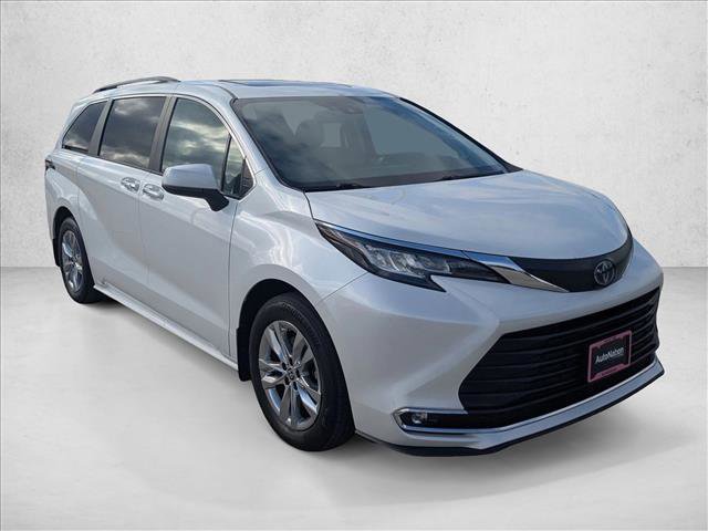 Used 2023 Toyota Sienna XLE w/ XLE Plus Package image 3