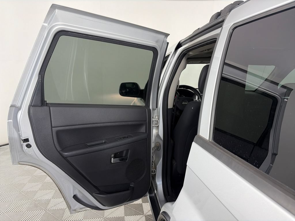 Used 2010 Jeep Grand Cherokee Laredo AWD/4WD image 12