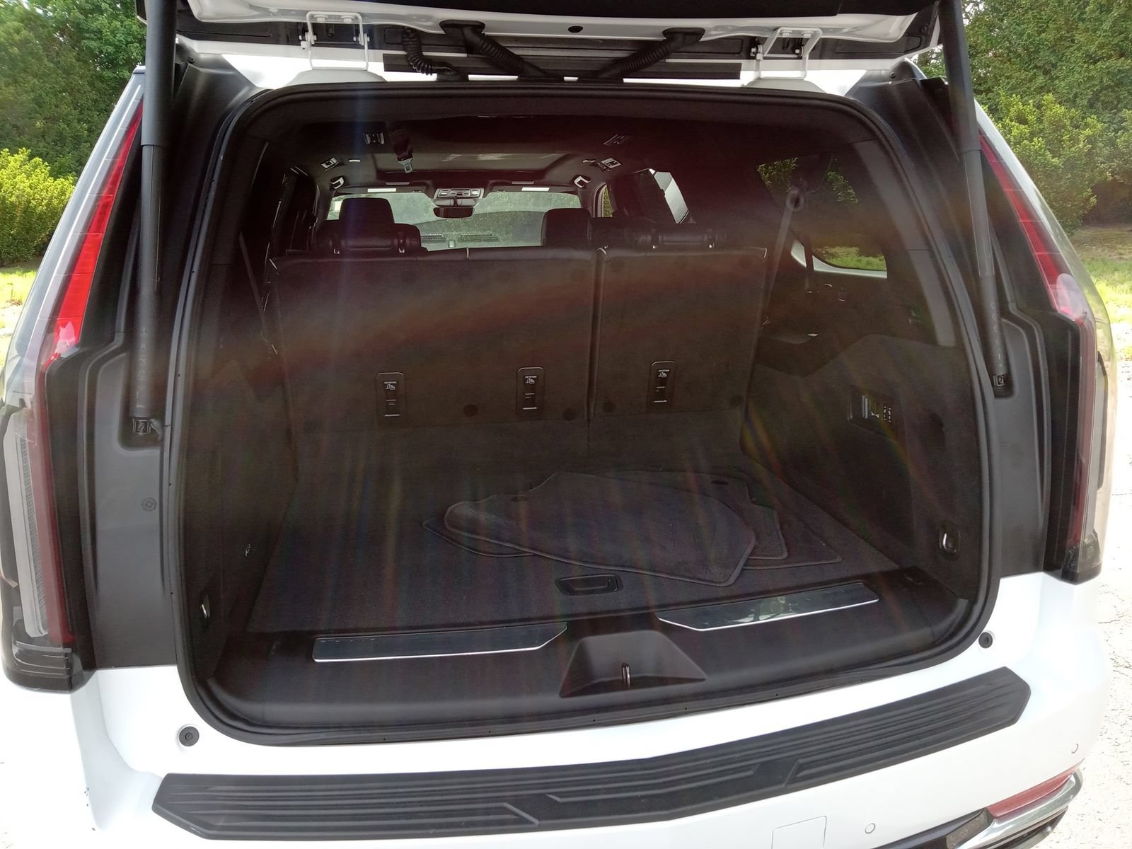 Used 2023 Cadillac Escalade ESV Premium Luxury w/ LPO, Radiant Package AWD/4WD image 26