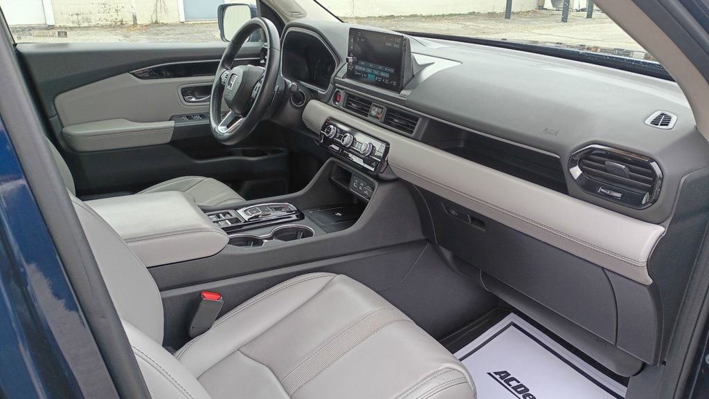Used 2023 Honda Pilot Touring image 11