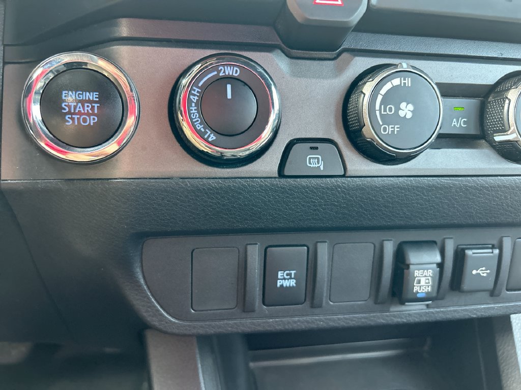 Used 2020 Toyota Tacoma TRD Sport AWD/4WD image 33