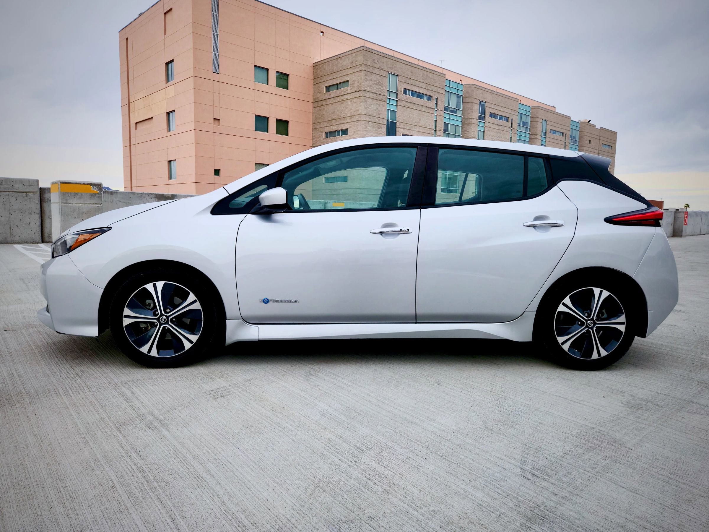 Used 2018 Nissan Leaf SV FWD image 1
