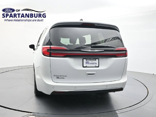 Used 2023 Chrysler Pacifica Touring-L FWD image 6
