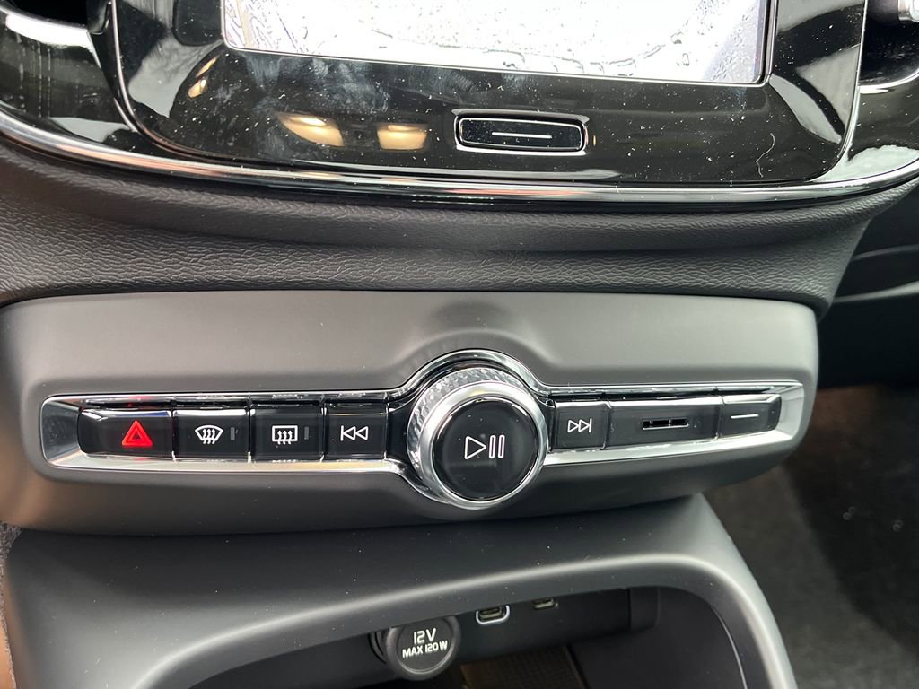 New 2026 Volvo XC40 B5 Plus w/ Protection Package Premier AWD/4WD image 17