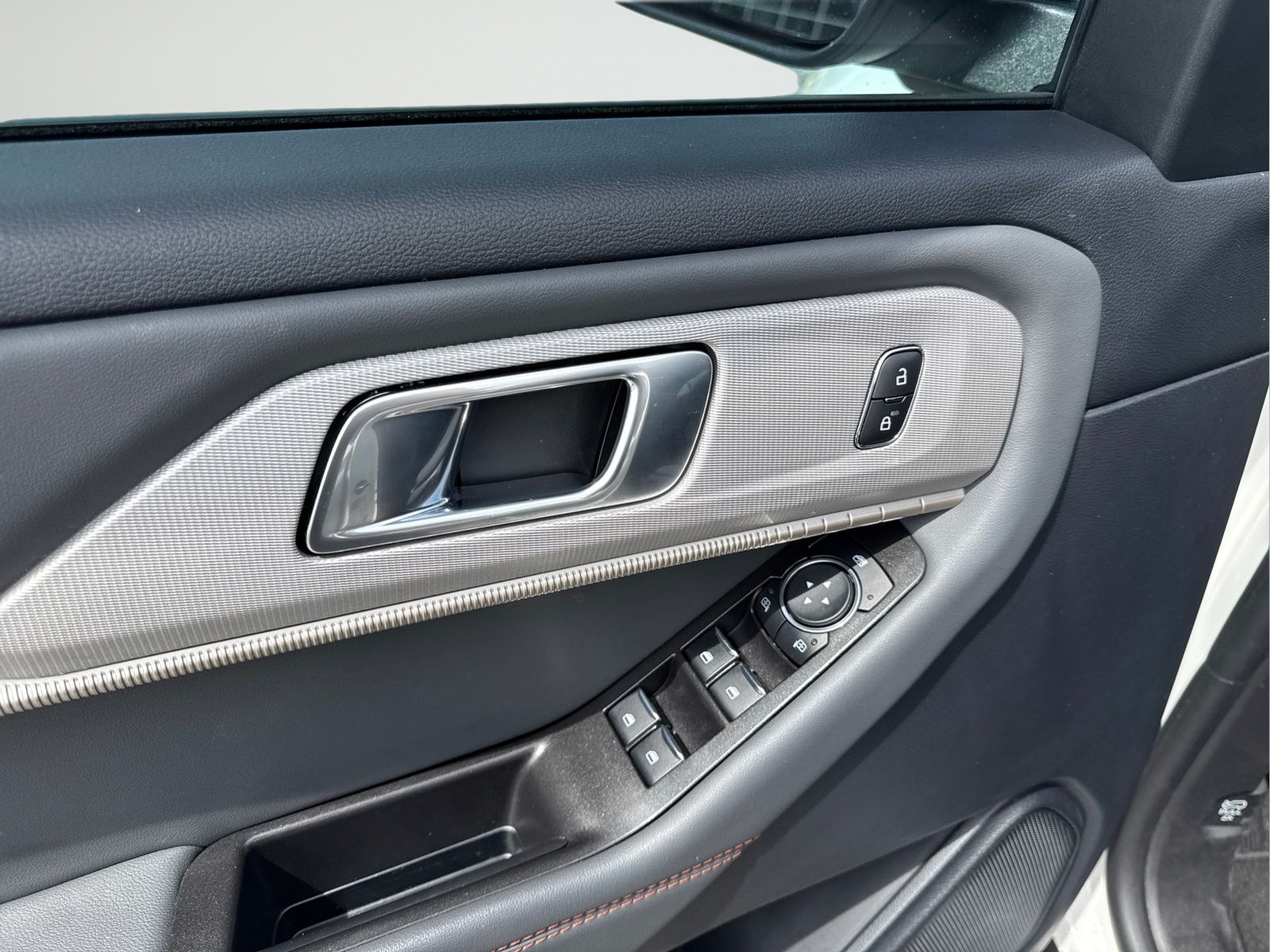 Used 2025 Ford Explorer Active RWD image 16
