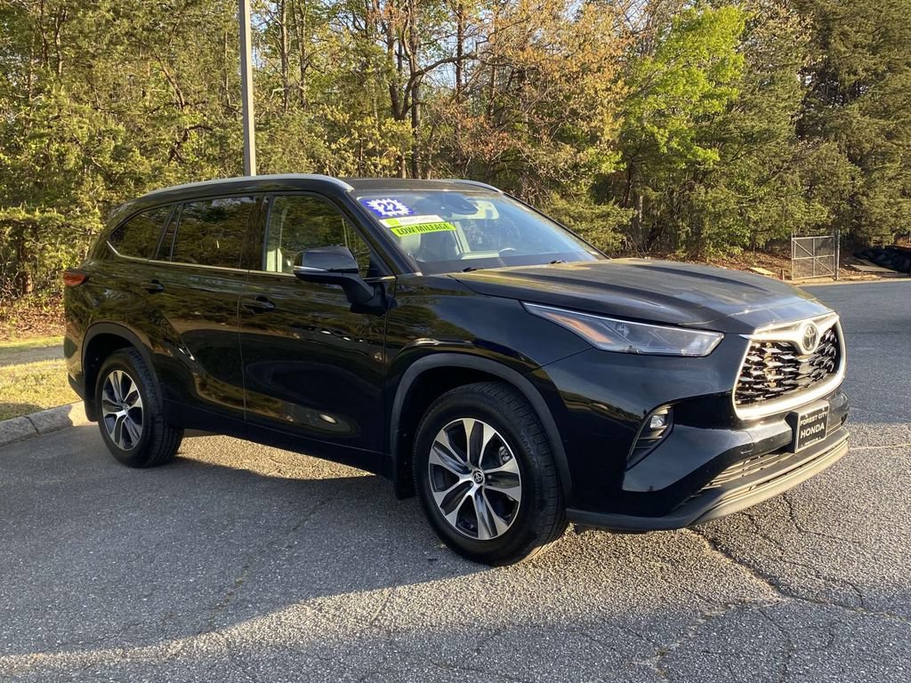Used 2022 Toyota Highlander XLE AWD/4WD image 6