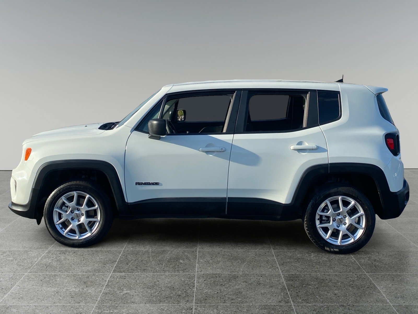 Used 2023 Jeep Renegade Latitude AWD/4WD image 2