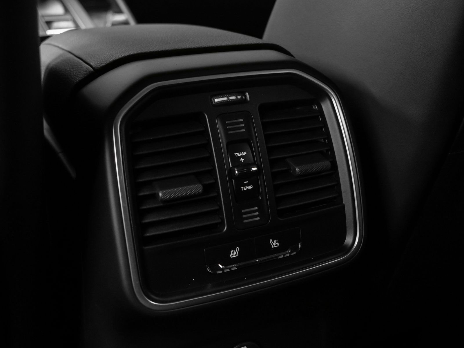 Certified 2025 Porsche Macan AWD/4WD image 40