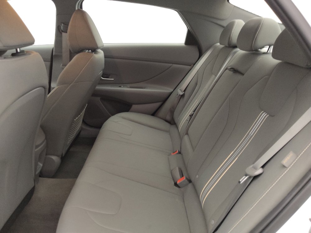 Used 2025 Hyundai Elantra SEL image 18
