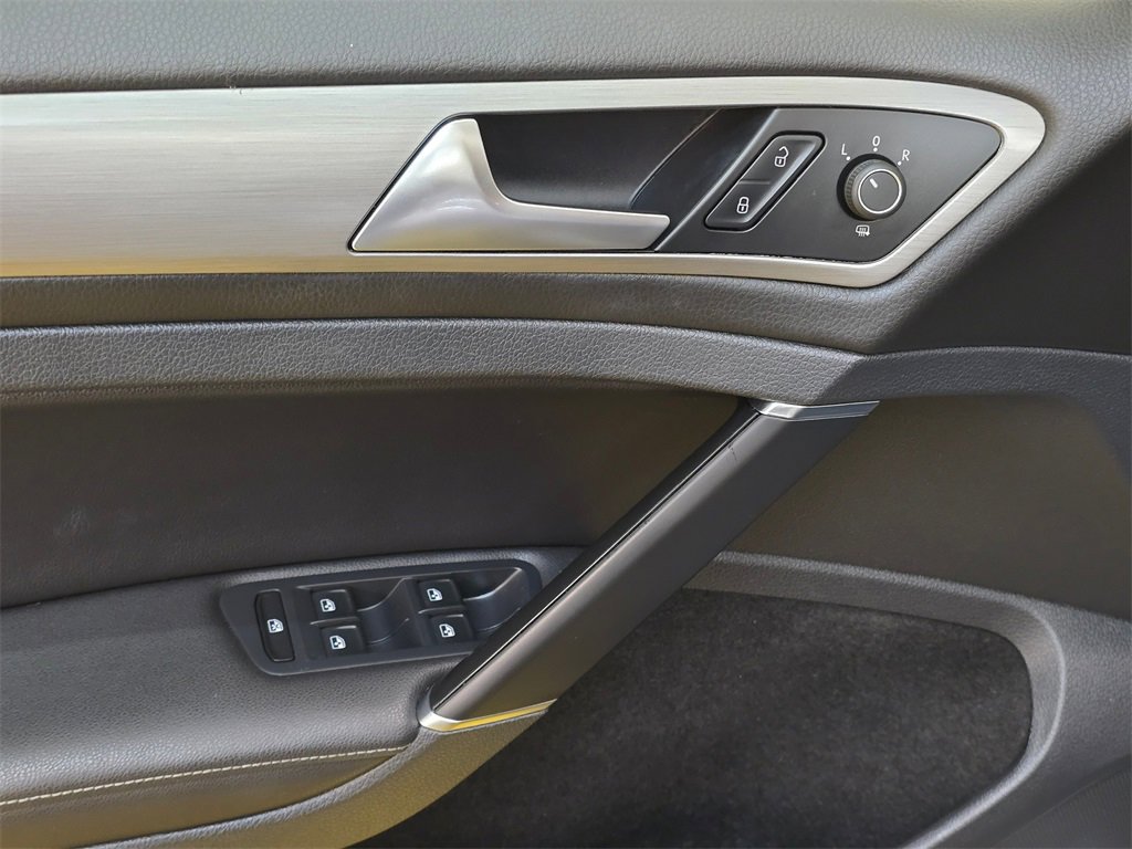 Used 2017 Volkswagen Golf Wolfsburg Edition image 23