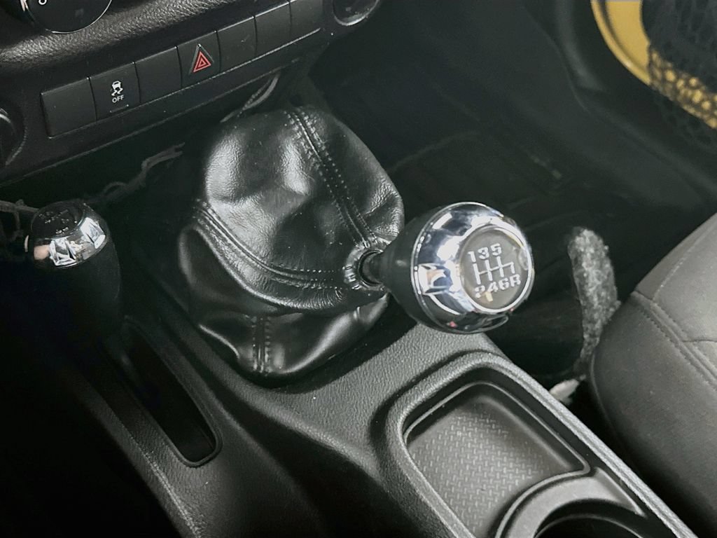 Used 2016 Jeep Wrangler Sport w/ Connectivity Group AWD/4WD image 16