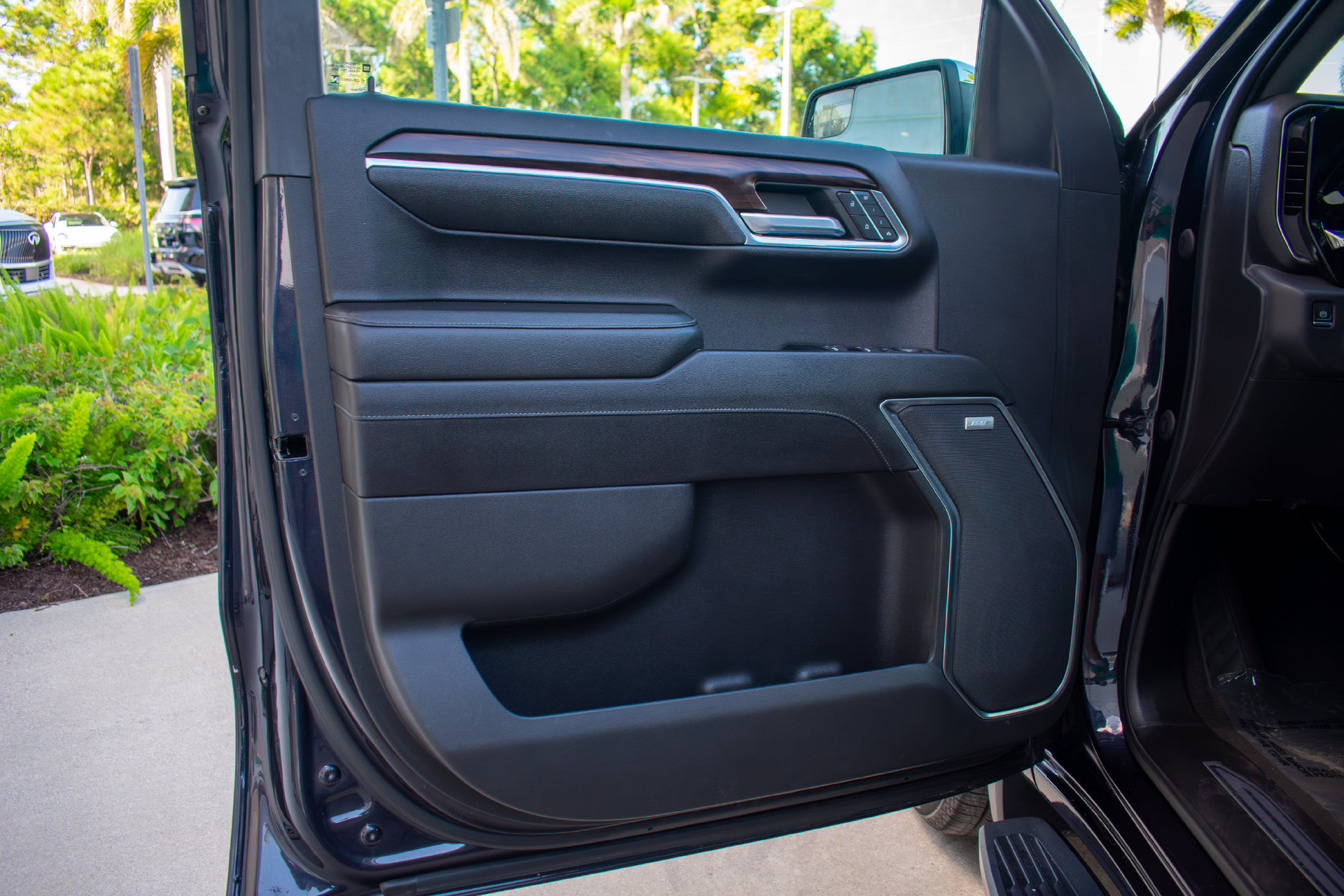 Used 2022 GMC Sierra 1500 SLT w/ SLT Premium Package RWD image 16