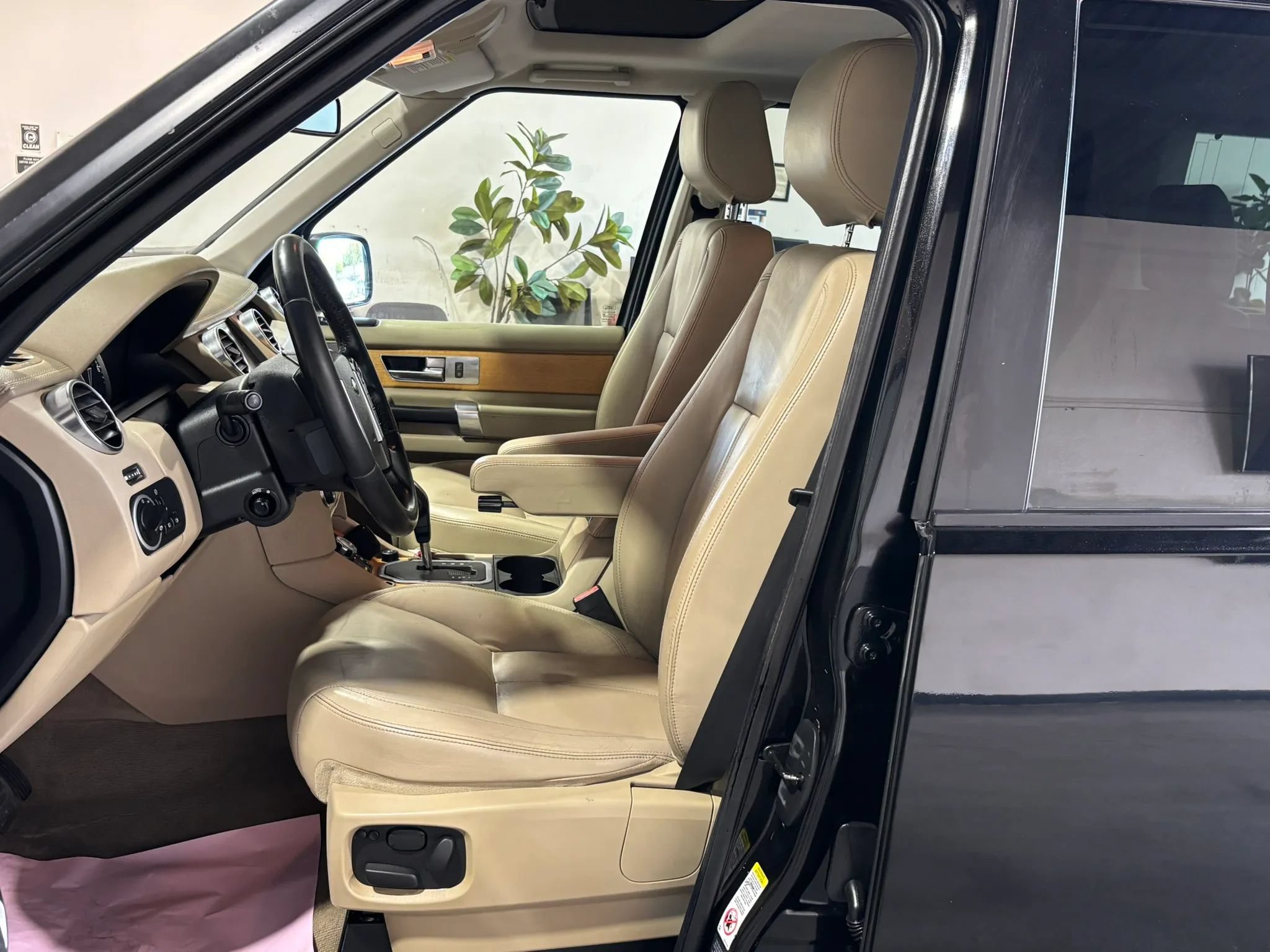 Used 2011 Land Rover LR4 HSE LUX AWD/4WD image 11