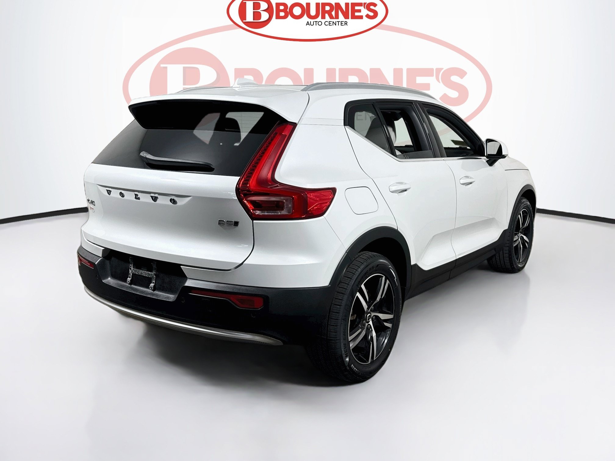 Used 2023 Volvo XC40 B5 Plus AWD/4WD image 12
