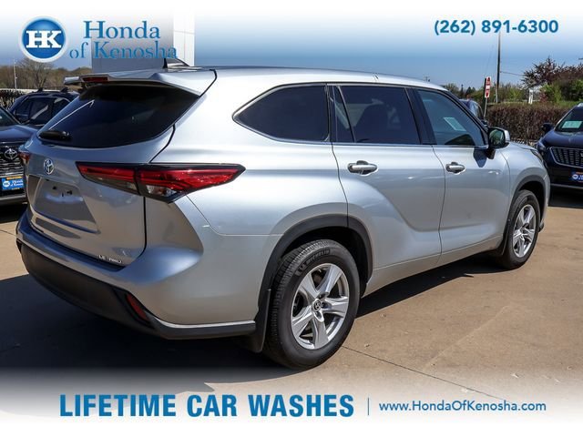 Used 2022 Toyota Highlander LE AWD/4WD image 5