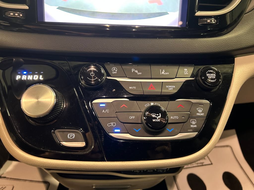Used 2023 Chrysler Pacifica Touring-L FWD image 19