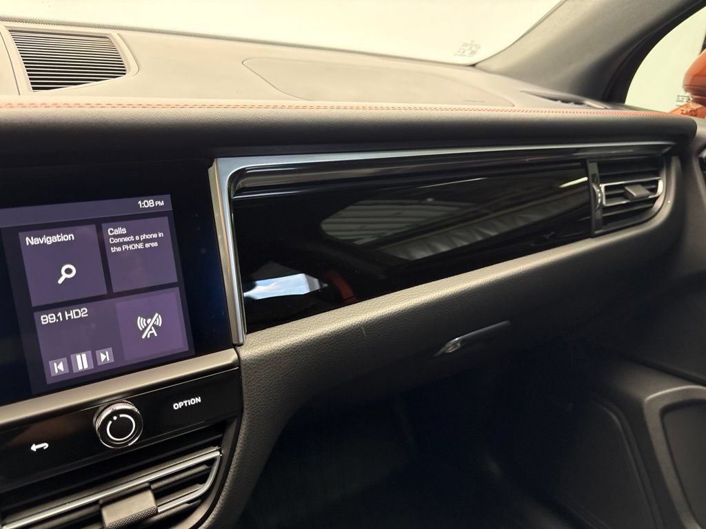 Certified 2024 Porsche Macan AWD/4WD image 33