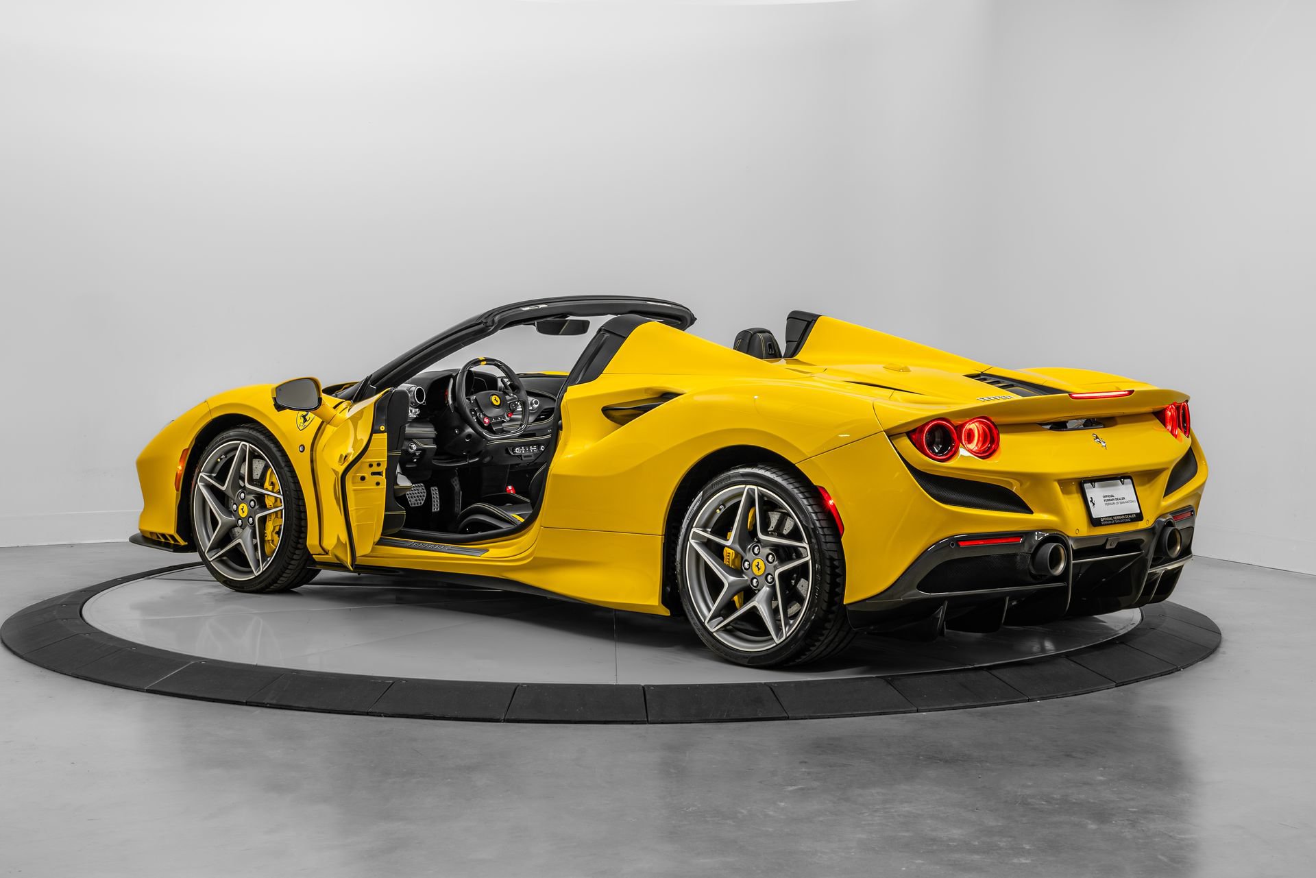 Certified 2022 Ferrari F8 Tributo RWD image 2