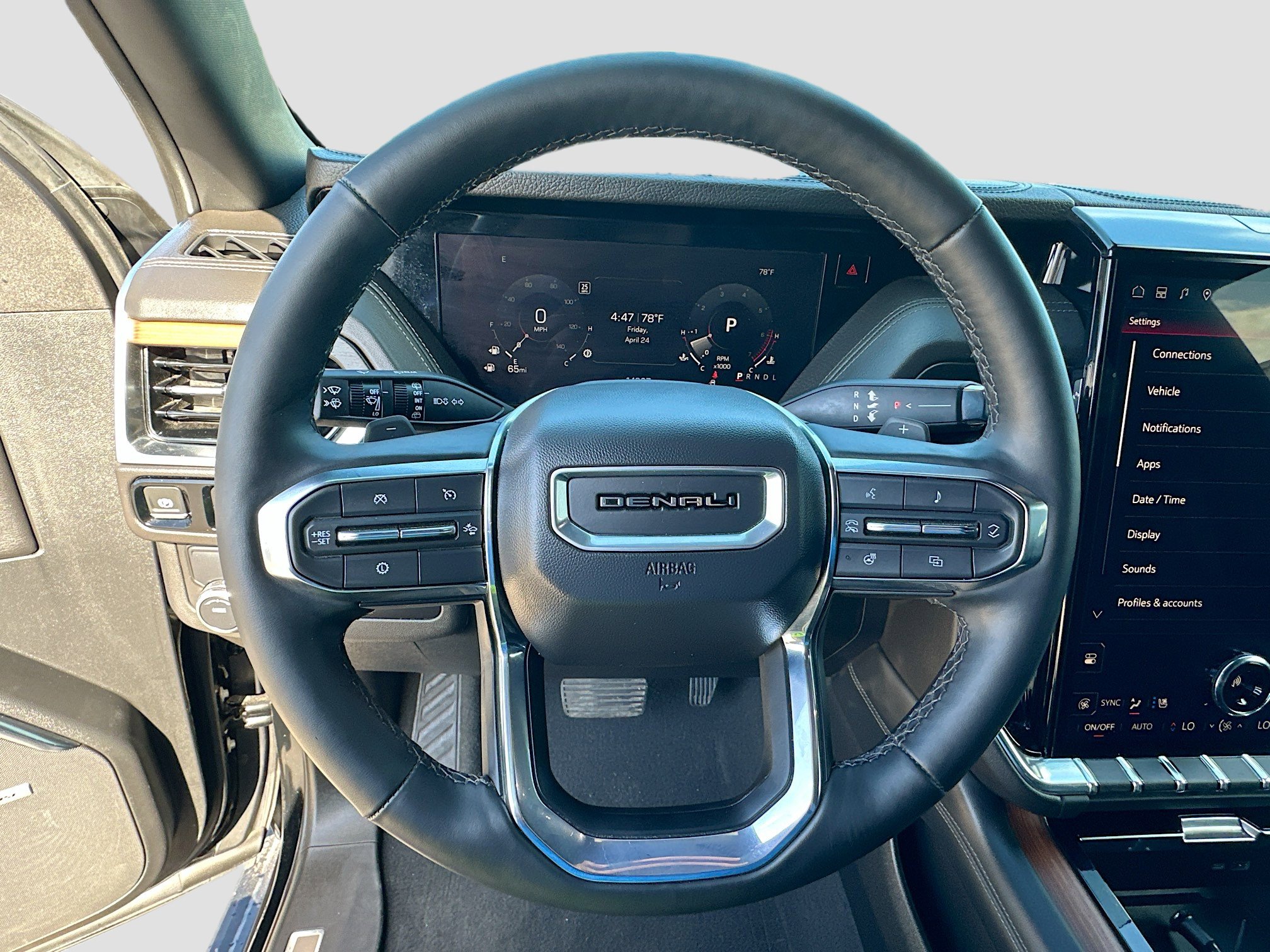 Used 2025 GMC Yukon Denali w/ Sun & Power Step Package RWD image 9