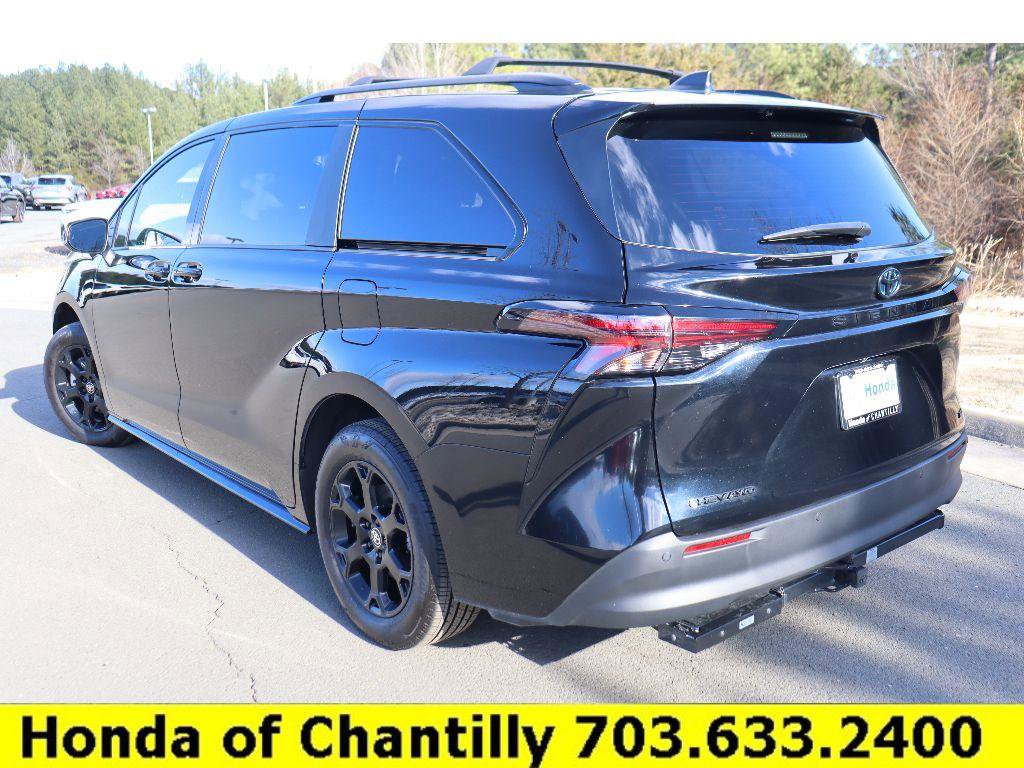 Used 2025 Toyota Sienna XLE Woodland Edition image 5