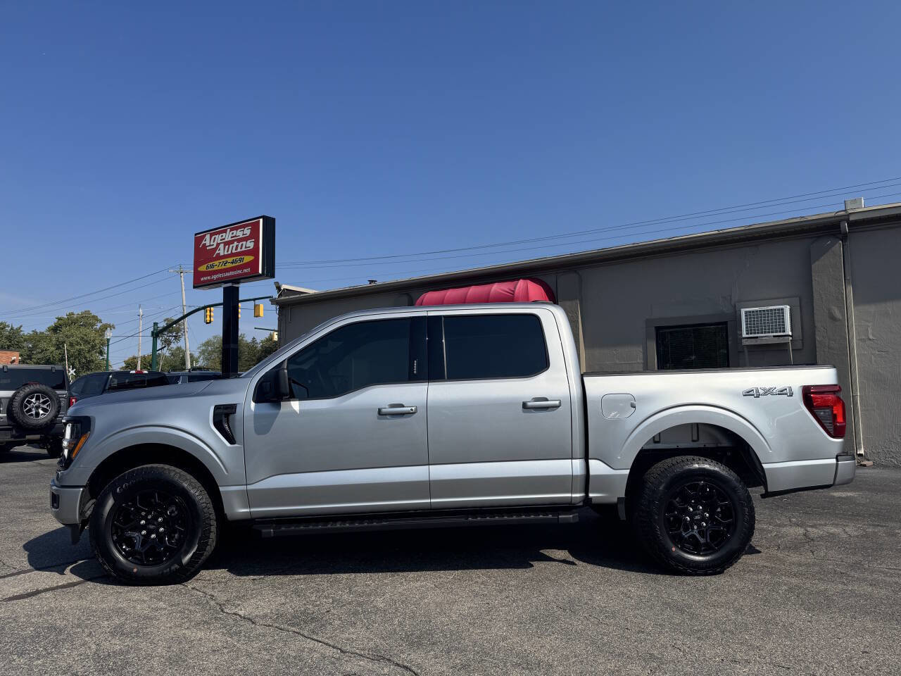 Used 2024 Ford F150 XLT w/ XLT Black Appearance Package image 5