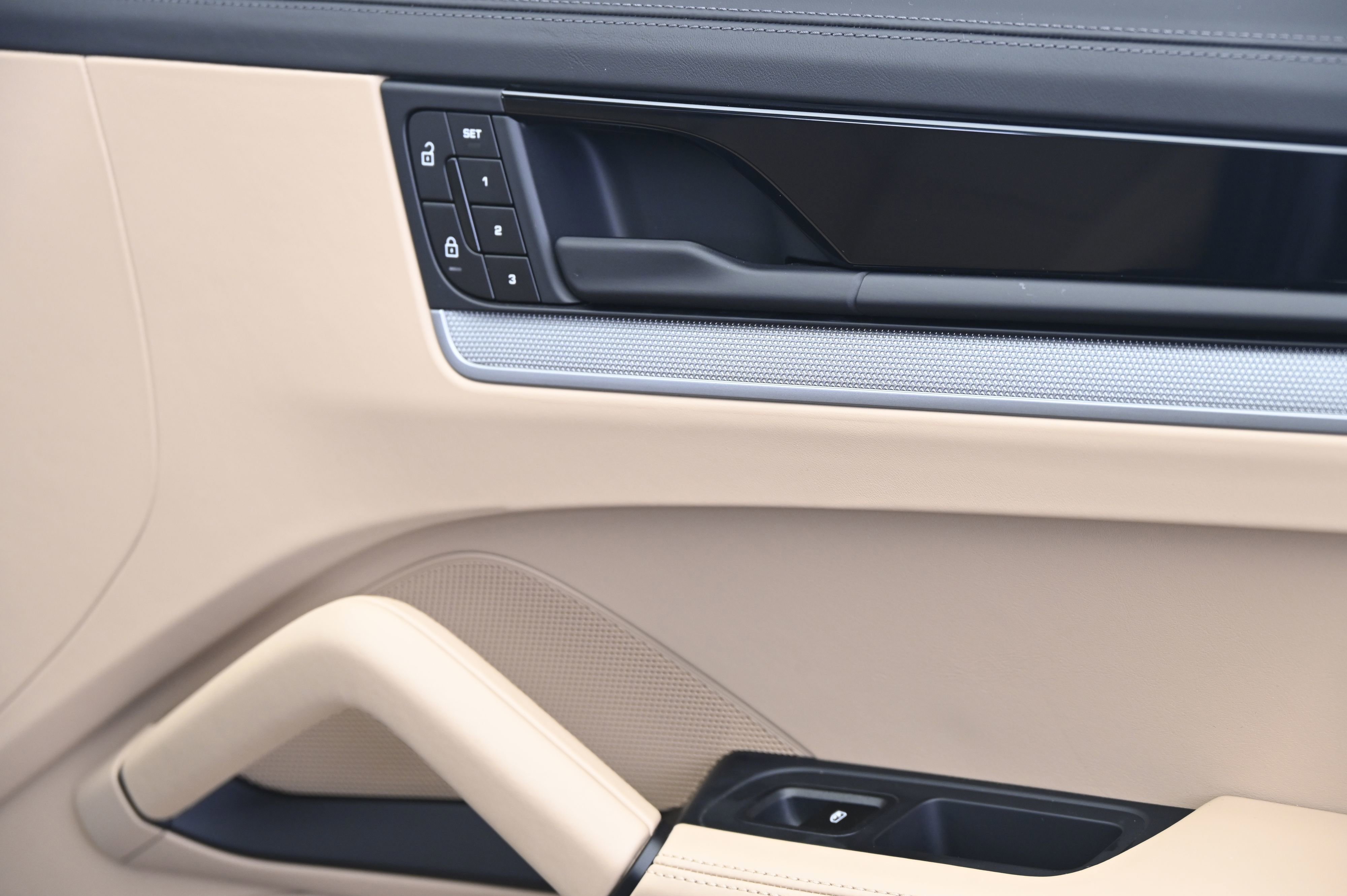 Certified 2024 Porsche Cayenne Coupe image 21