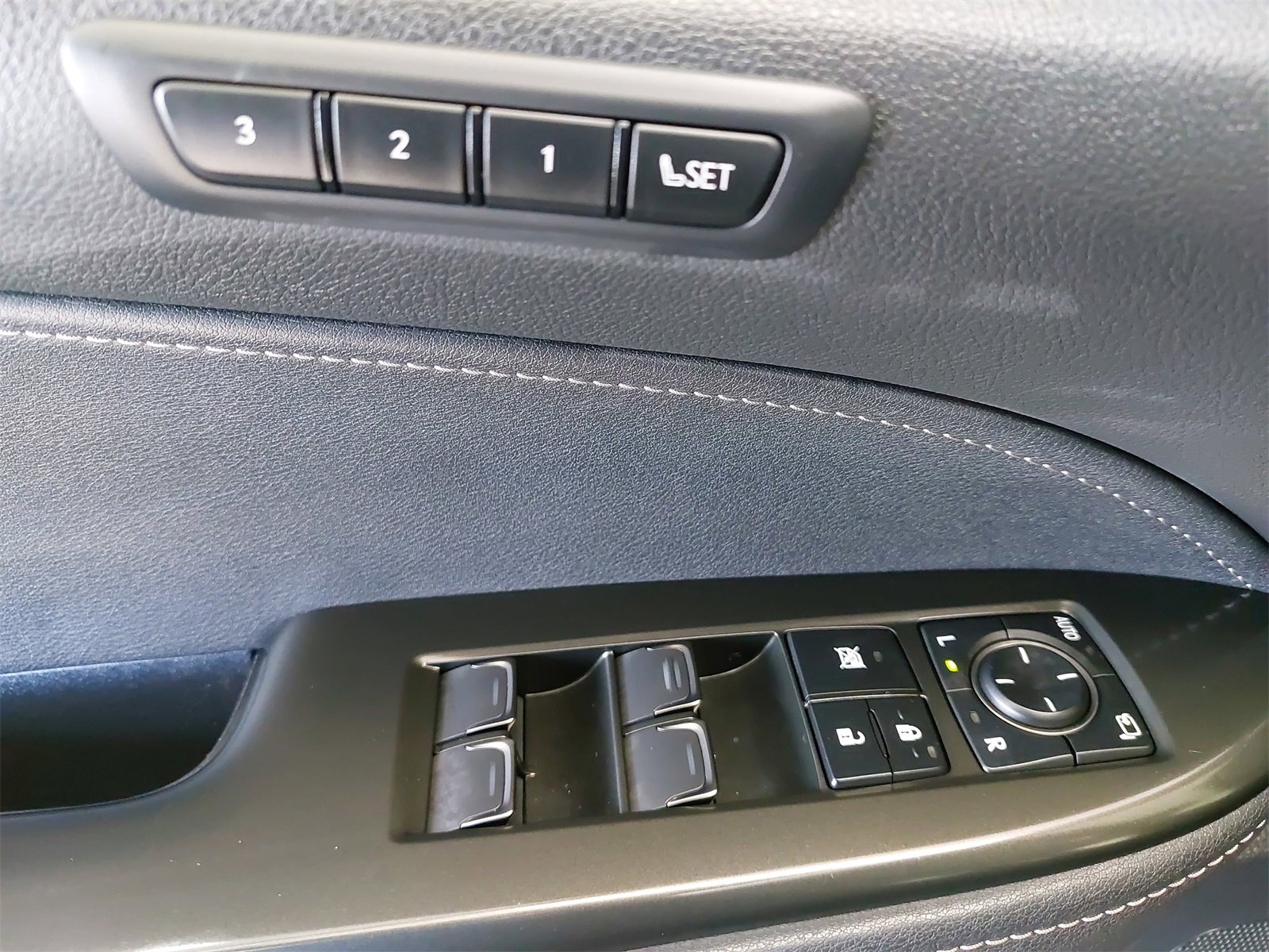 Used 2025 Lexus NX 350h AWD w/ Premium Package image 32