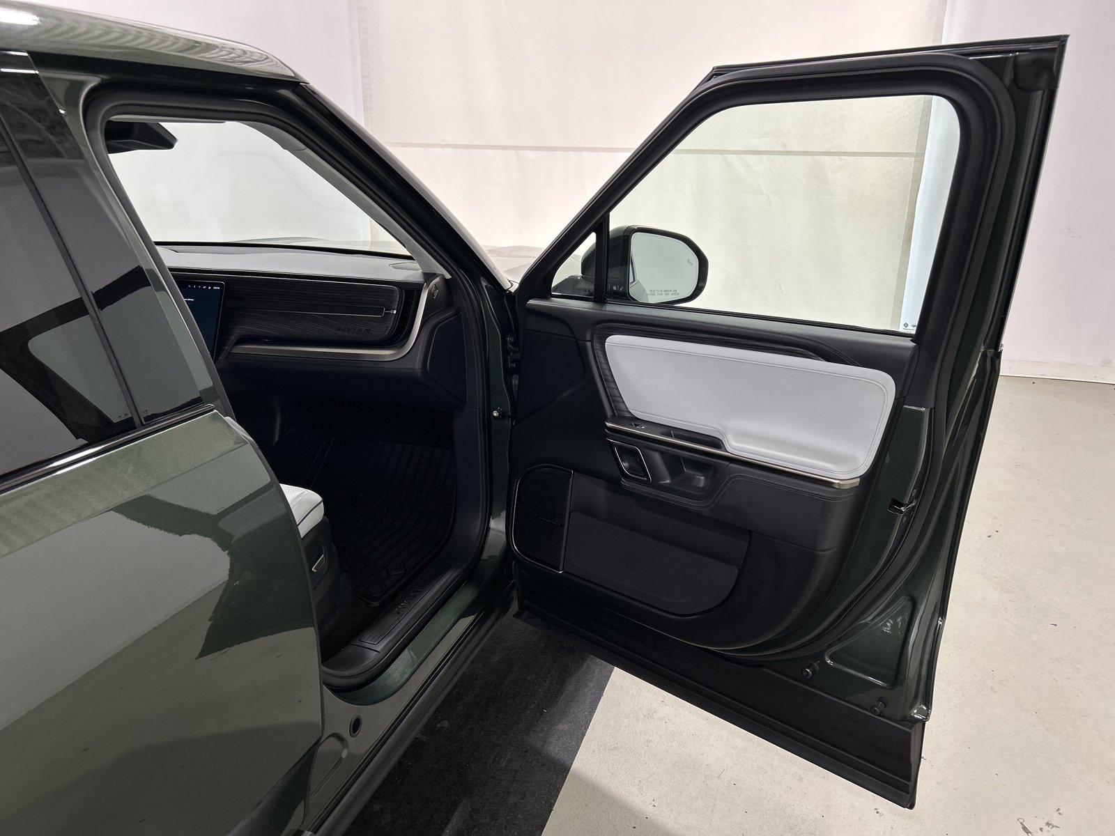 Used 2022 Rivian R1T Adventure image 18