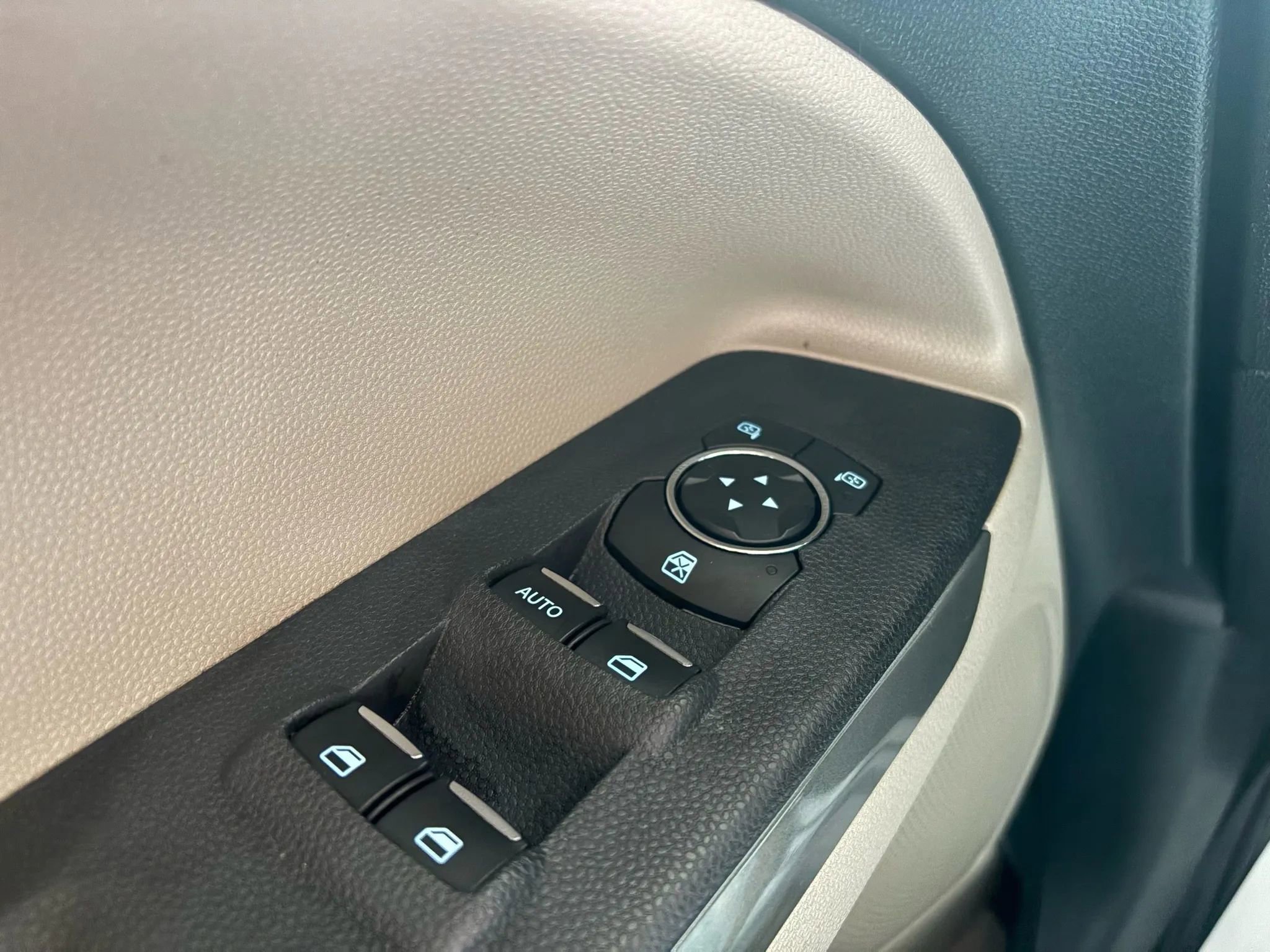 Used 2018 Ford EcoSport SE w/ SE Convenience Package image 85