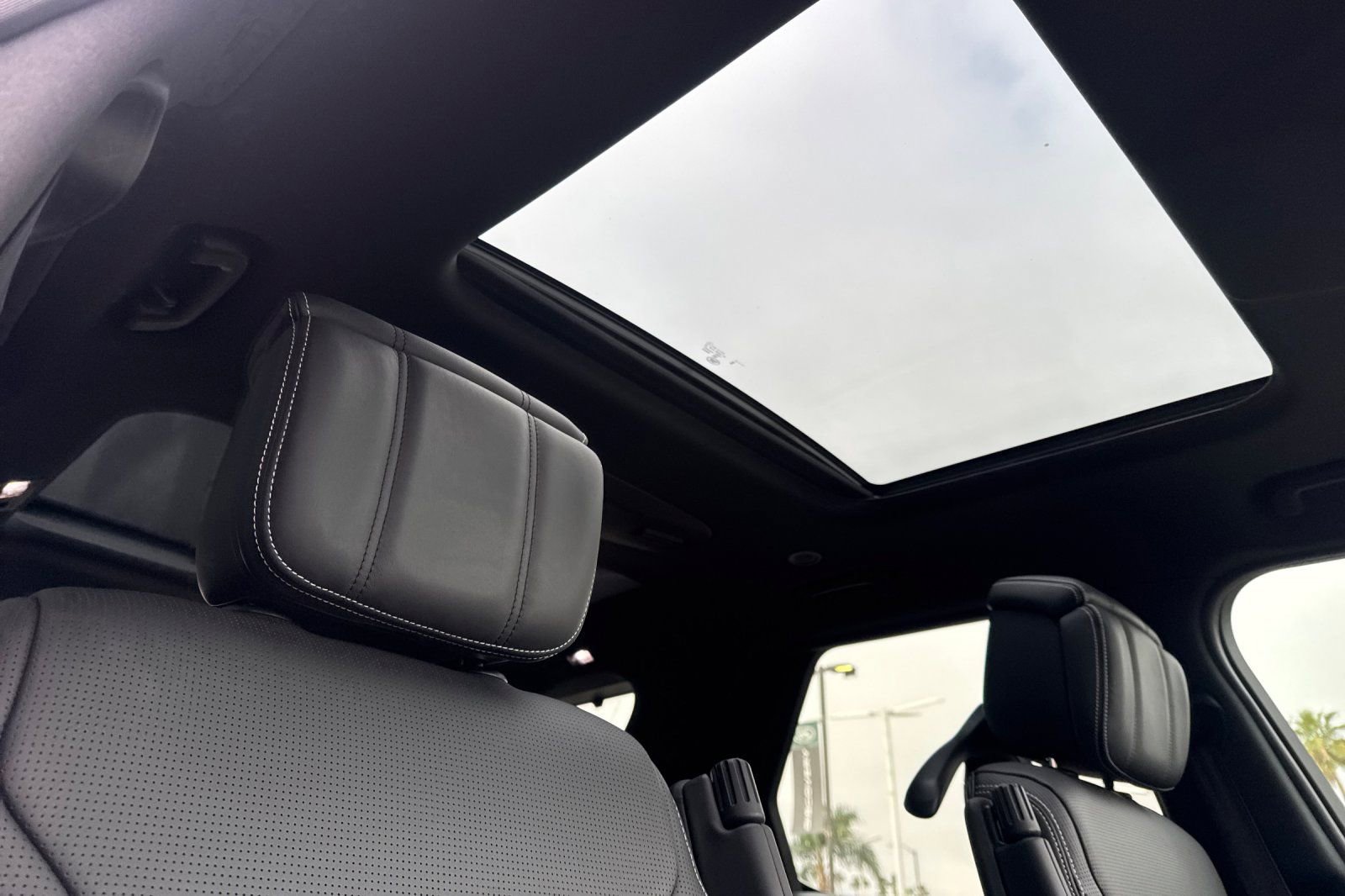 Certified 2024 Land Rover Discovery Metropolitan Edition image 18