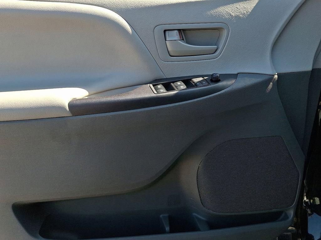 Used 2020 Toyota Sienna L image 12