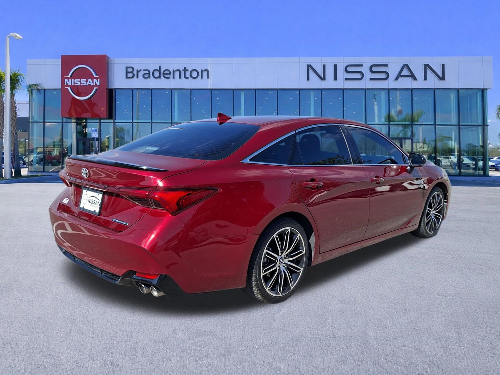 Used 2019 Toyota Avalon Touring FWD image 5