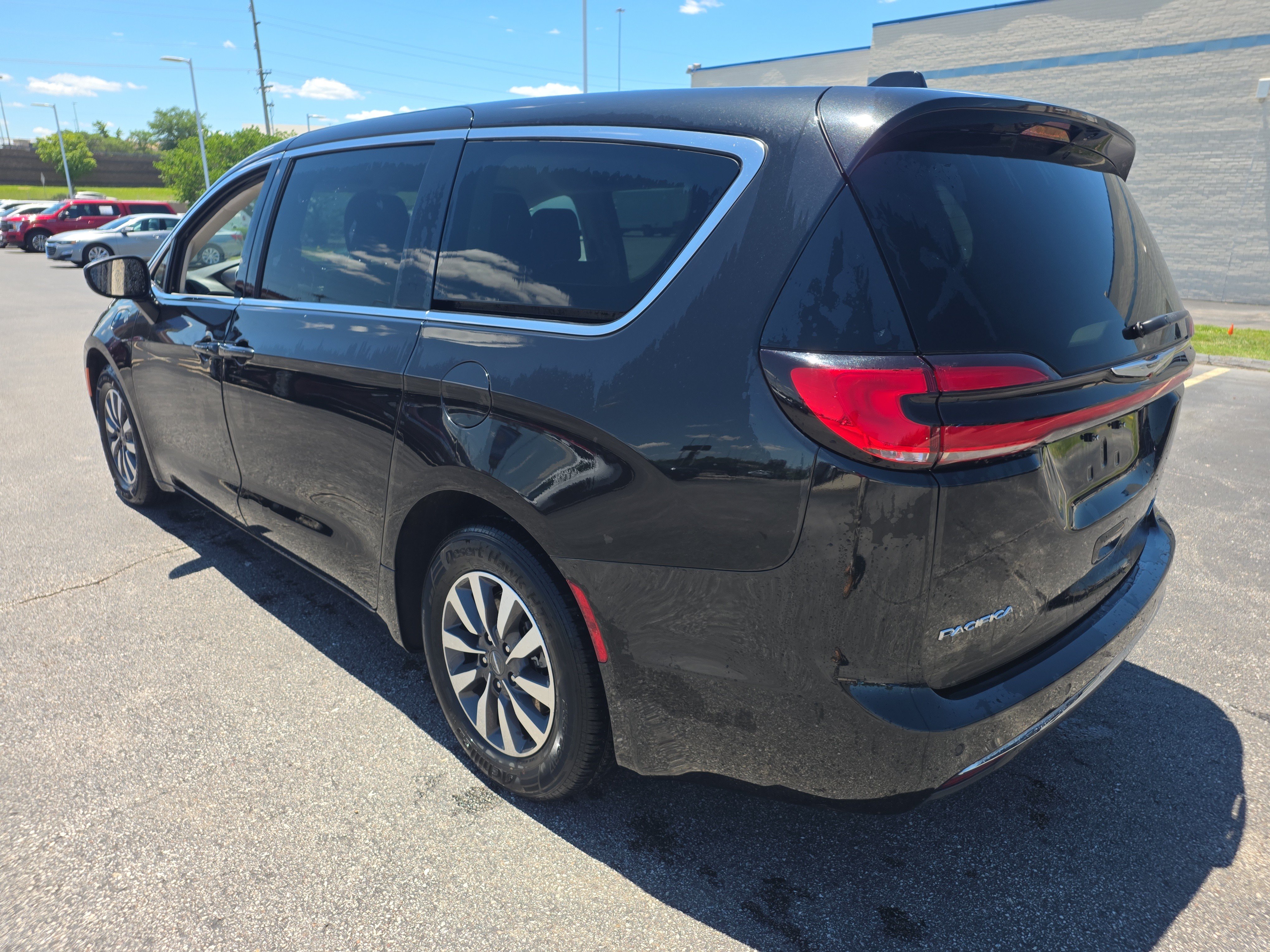 Used 2023 Chrysler Pacifica Touring-L FWD image 6