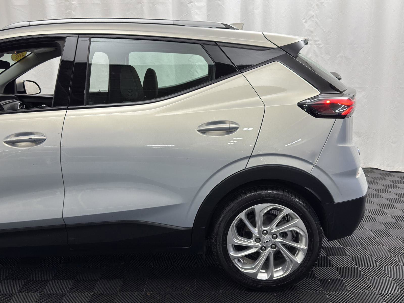 Used 2023 Chevrolet Bolt EUV LT image 3