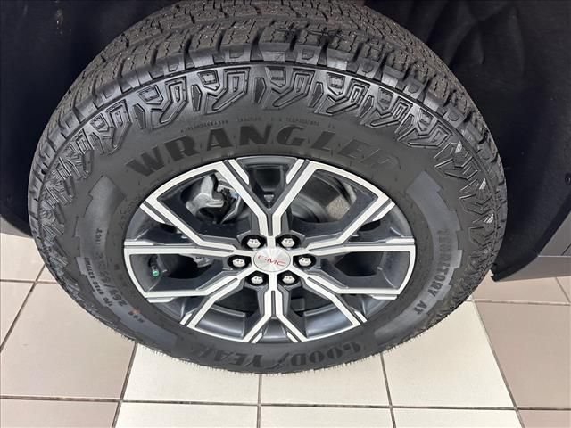 New 2026 GMC Acadia AT4 w/ Luxury Package AWD/4WD image 17