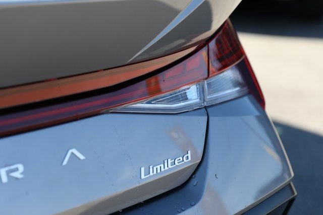 Used 2025 Hyundai Elantra Limited FWD image 40