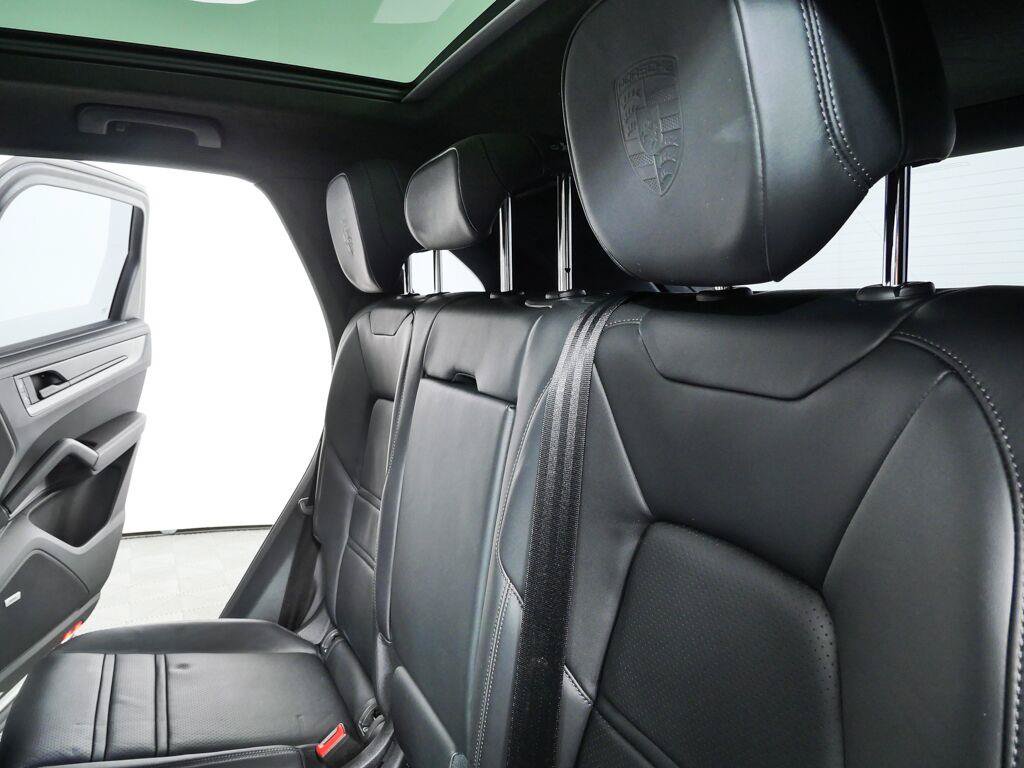 Certified 2025 Porsche Cayenne GTS AWD/4WD image 27