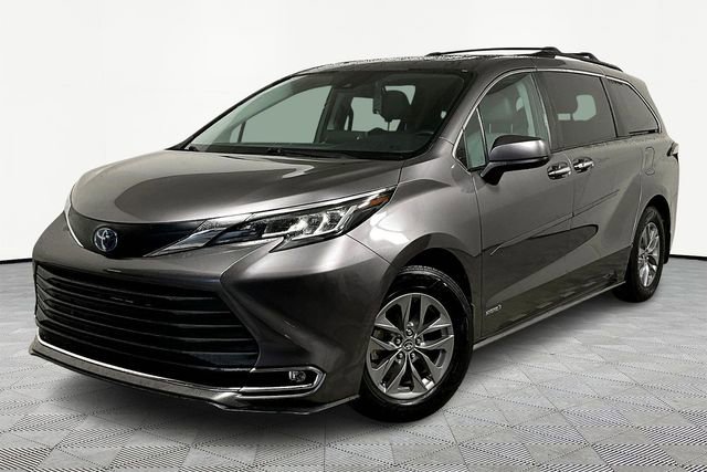 Used 2021 Toyota Sienna XLE image 2