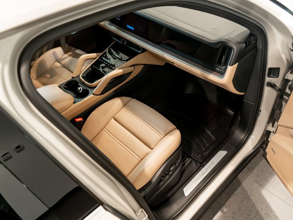 Certified 2025 Porsche Cayenne AWD/4WD image 29