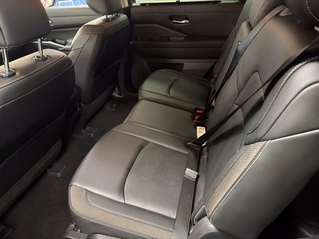Used 2023 Nissan Pathfinder SL AWD/4WD image 17