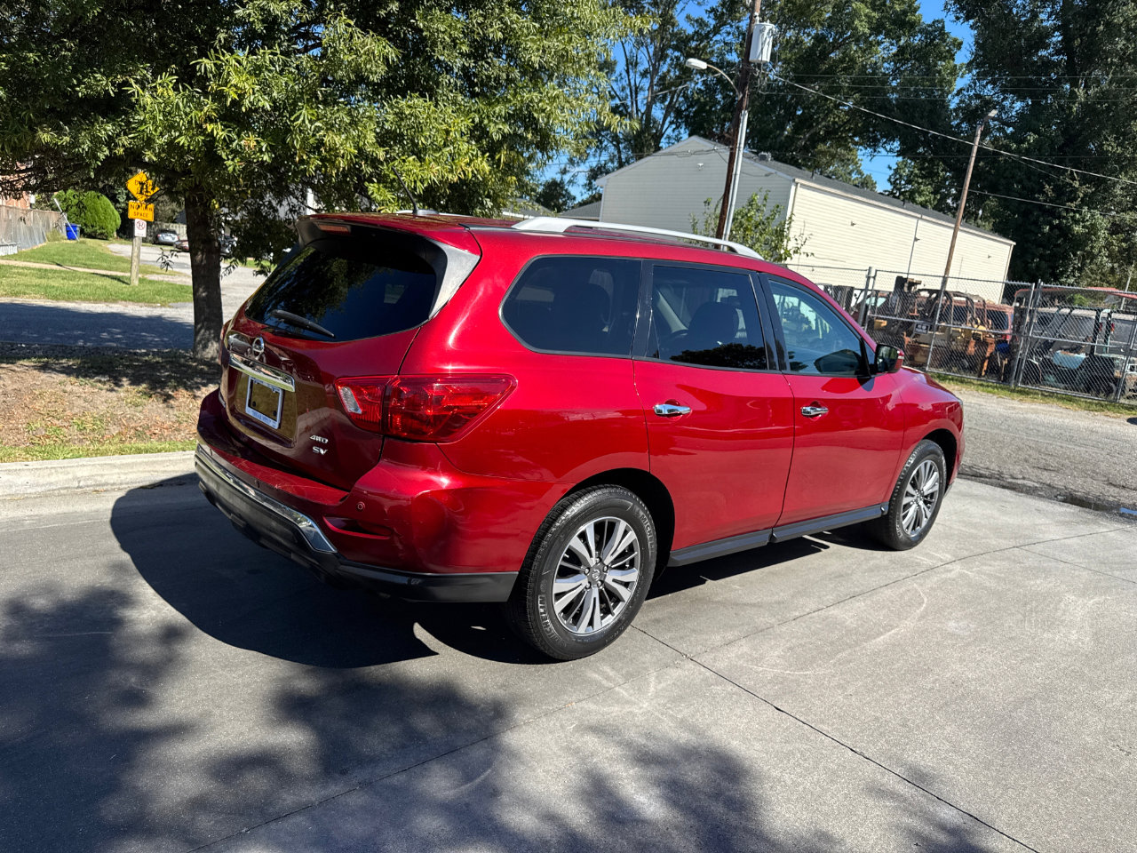 Used 2018 Nissan Pathfinder SV image 9