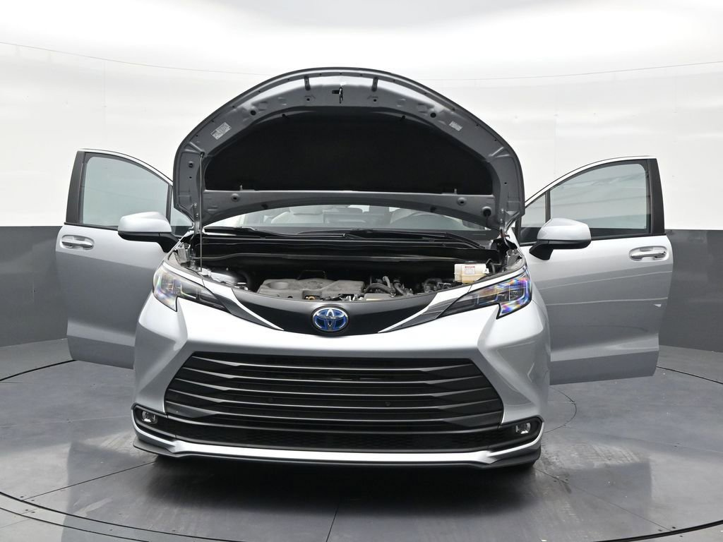 Used 2025 Toyota Sienna XLE image 33