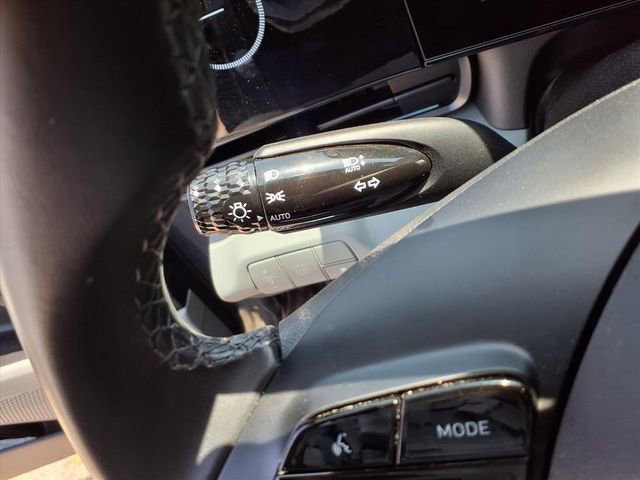 Used 2025 Hyundai Elantra Limited image 10