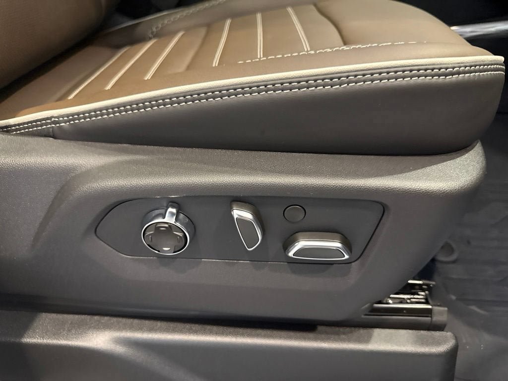 New 2026 GMC Yukon Denali Ultimate w/ LPO, Floor Liner Package AWD/4WD image 13